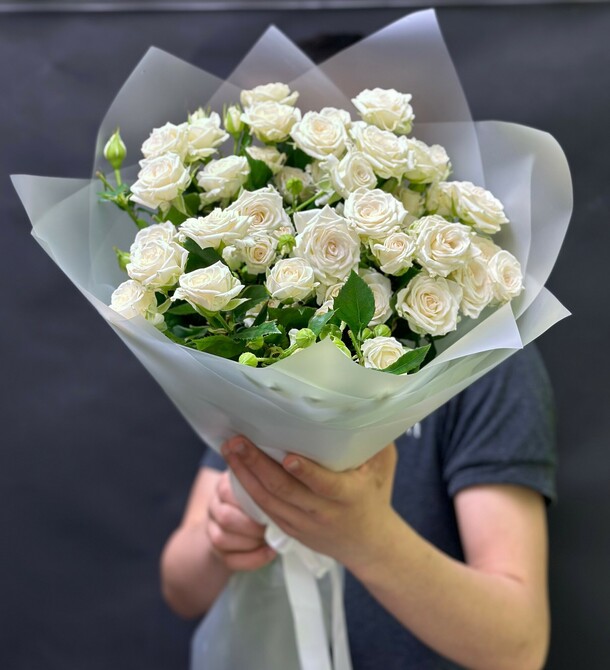 Букет из 13 кустовых роз, артикул F1315996 - 7891 рублей, доставка по городу. Flawery - доставка цветов