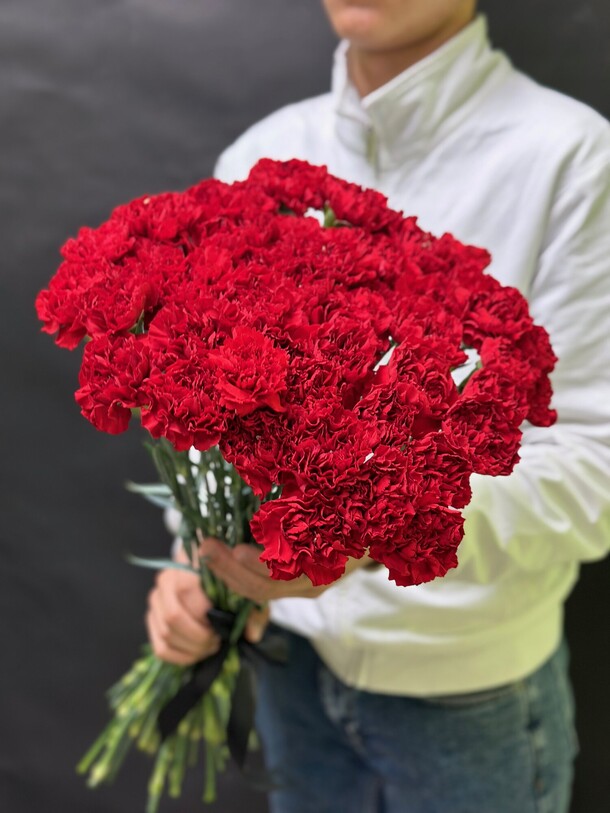 Букет из 24 гвоздика, артикул F1316803 - 5638 рублей, доставка по городу. Flawery - доставка цветов