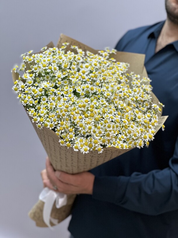 Букет  из 25 ромашек, артикул F1317099 - 8858 рублей, доставка по городу. Flawery - доставка цветов