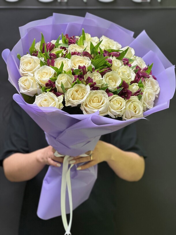 Букет из 25 роз с альстромерия, артикул F1317243 - 9664 рублей, доставка по городу. Flawery - доставка цветов