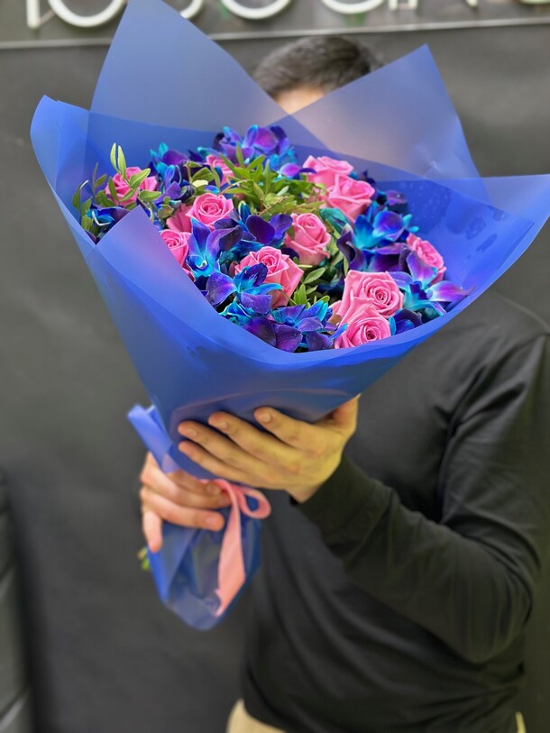 Авторский букет "розы с орхидеями", артикул F1317649 - 9076 рублей, доставка по городу. Flawery - доставка цветов