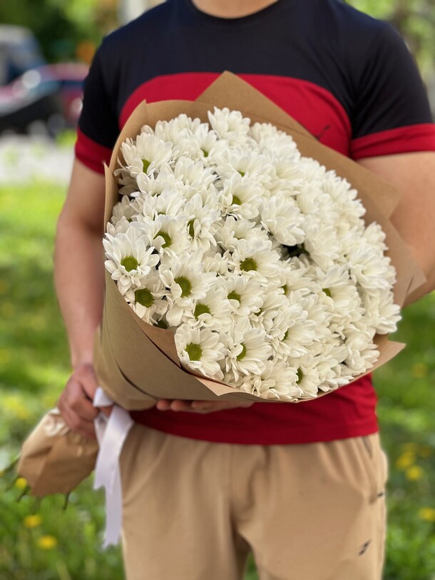 Букет из 15 хризантем, артикул F1317666 - 5500 рублей, доставка по городу. Flawery - доставка цветов