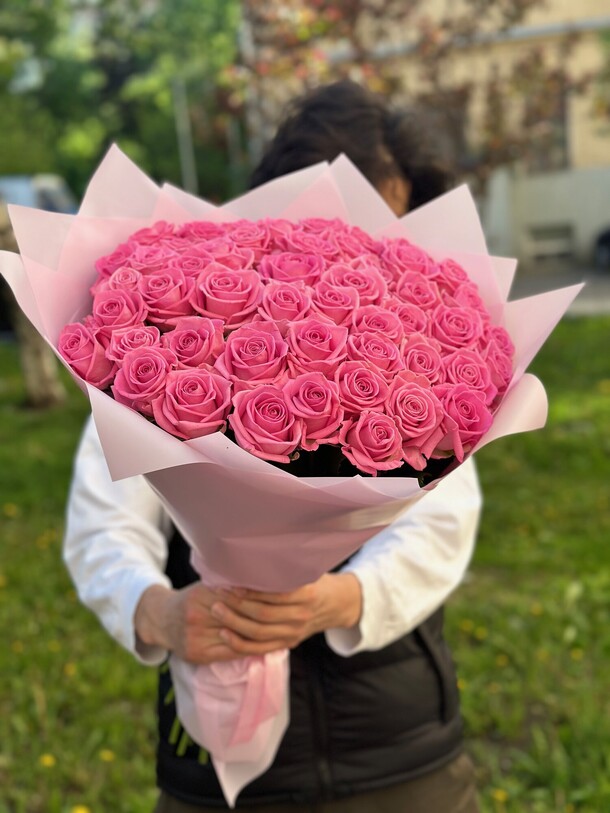 Букет из 51 роз, артикул F1317684 - 13834 рублей, доставка по городу. Flawery - доставка цветов