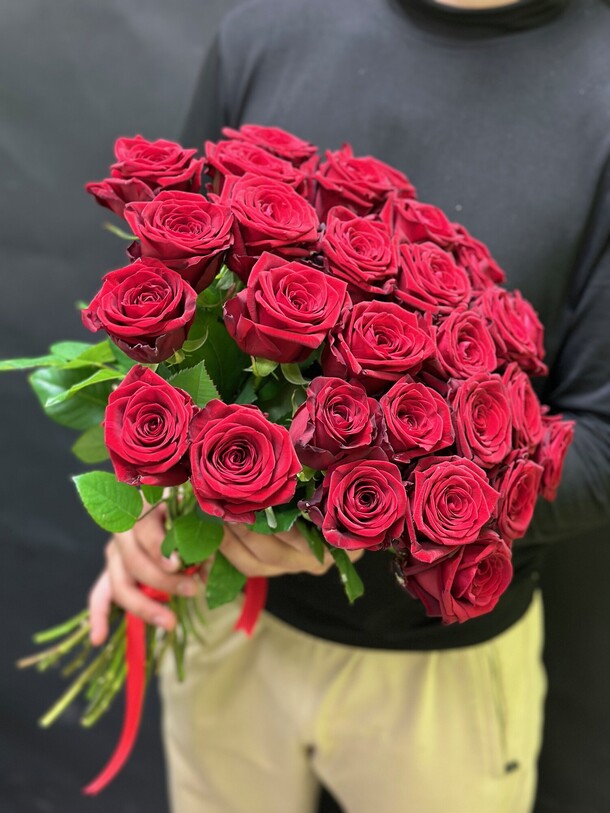 Букет из 35 роза, артикул F1318599 - 6499 рублей, доставка по городу. Flawery - доставка цветов