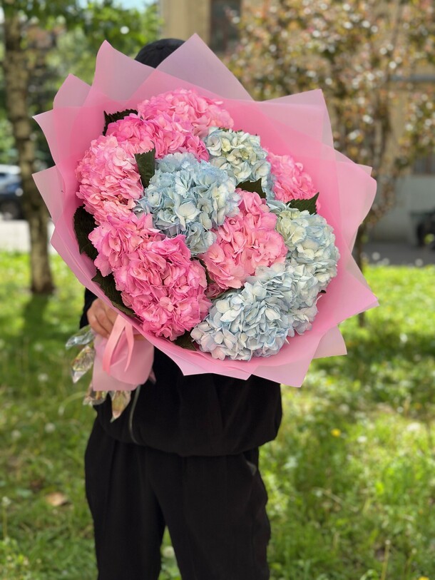 Букет из 11 гортензия, артикул F1318895 - 9515 рублей, доставка по городу. Flawery - доставка цветов