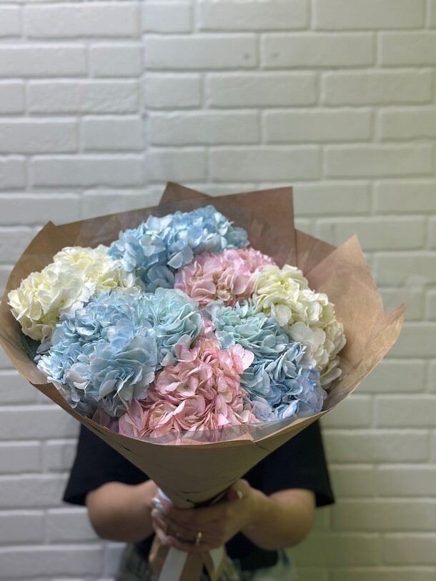 Букет из 7 гортензий, артикул F1319176 - 6587 рублей, доставка по городу. Flawery - доставка цветов