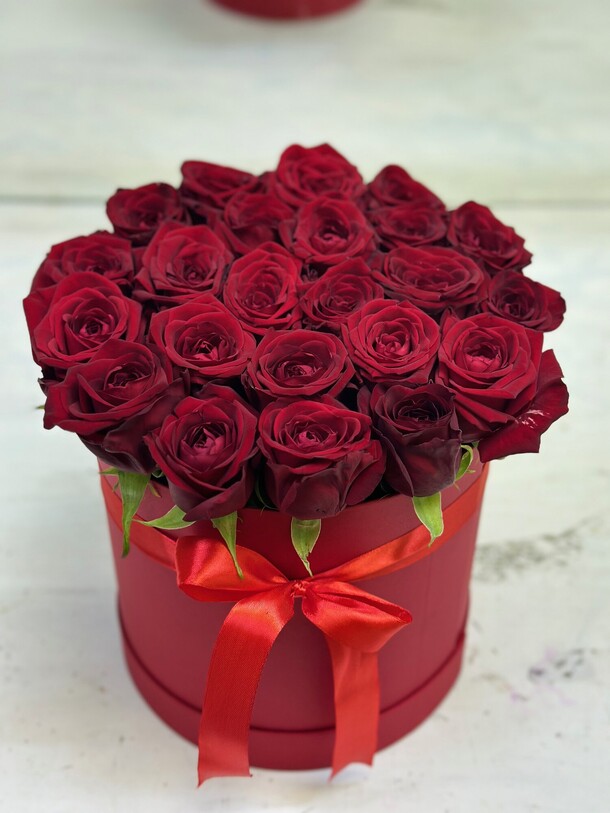 21 роза в коробке, артикул F1319178 - 5499 рублей, доставка по городу. Flawery - доставка цветов