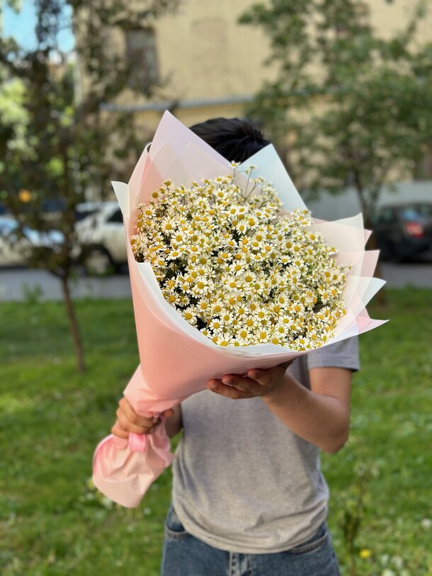 Букет из 25 ромашек, артикул F1320326 - 5999 рублей, доставка по городу. Flawery - доставка цветов