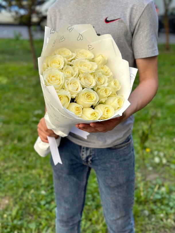 Букет из 25 роз, артикул F1320332 - 9076 рублей, доставка по городу. Flawery - доставка цветов