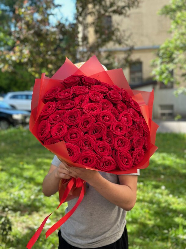 Букет из 51 розы, артикул F1320342 - 16819 рублей, доставка по городу. Flawery - доставка цветов