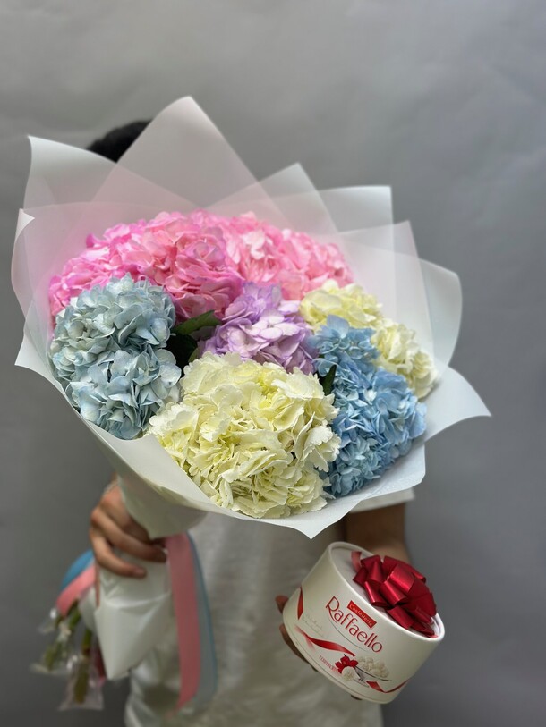 Букет из 7 гортензий, артикул F1323028 - 8374 рублей, доставка по городу. Flawery - доставка цветов