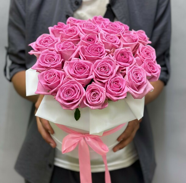 25 роза в коробке, артикул F1329413 - 5999 рублей, доставка по городу. Flawery - доставка цветов