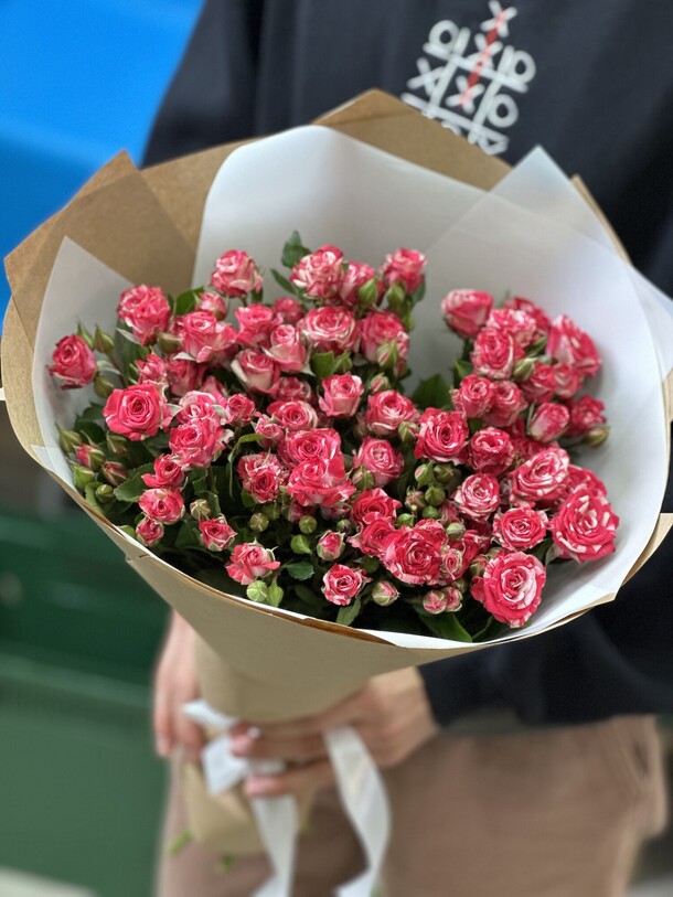 Букет из 9  кустовых роз, артикул F1334935 - 5500 рублей, доставка по городу. Flawery - доставка цветов