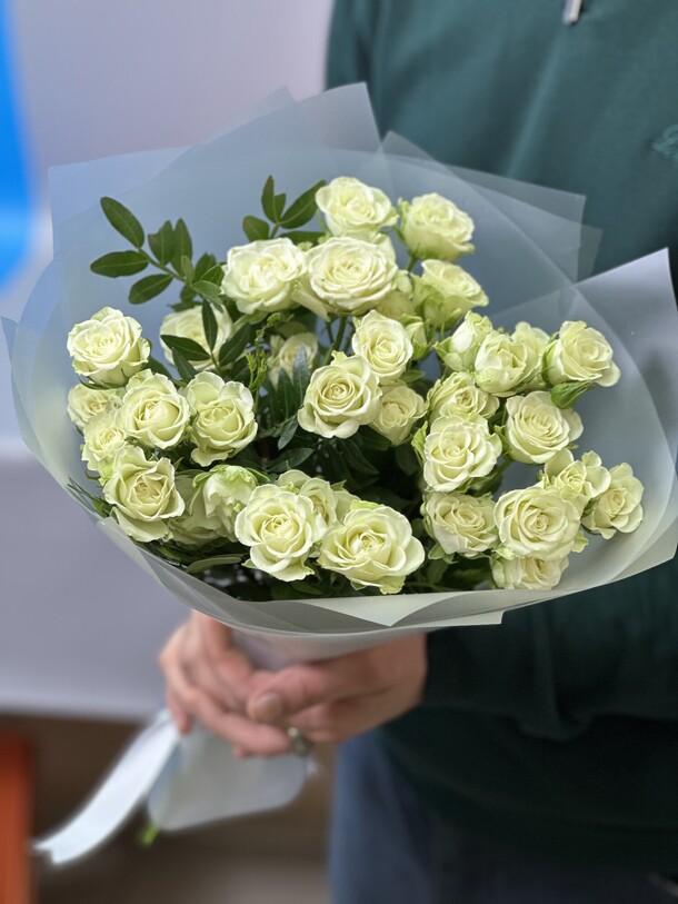 Букет из 9 кустовых роз, артикул F1336281 - 4831 рублей, доставка по городу. Flawery - доставка цветов