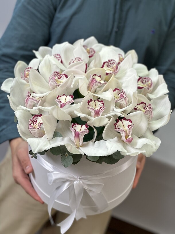 15 орхидей в коробке, артикул F1336283 - 8492 рублей, доставка по городу. Flawery - доставка цветов