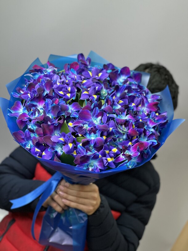 Синий нежный букет "орхидея и ирис", артикул F1336298 - 10469 рублей, доставка по городу. Flawery - доставка цветов