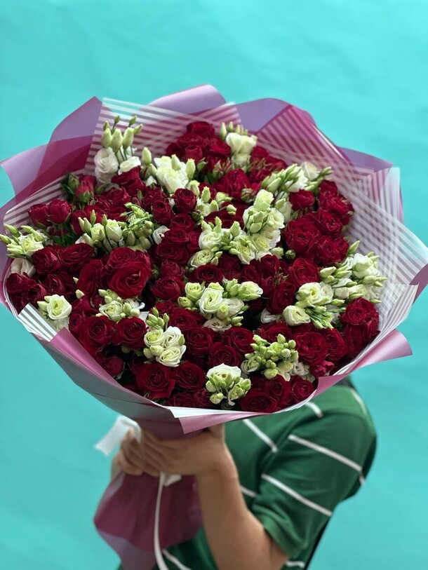 Букет из 21 кустовых роз, артикул F1341193 - 15959 рублей, доставка по городу. Flawery - доставка цветов