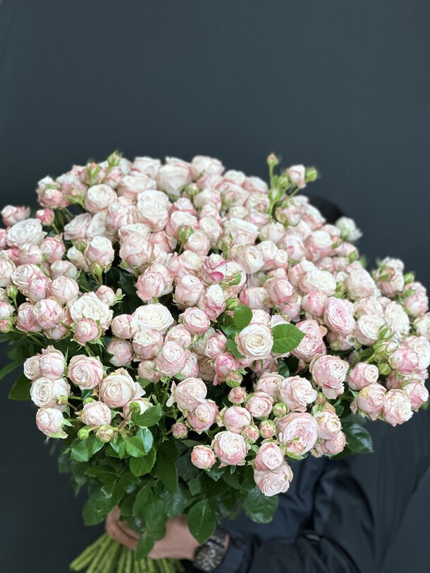 Букет из 41 кустовой розы, артикул F1341394 - 24158 рублей, доставка по городу. Flawery - доставка цветов