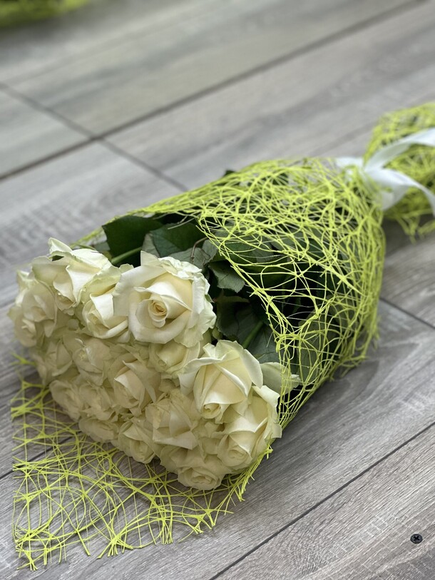 Букет из 29  роз, артикул F1341396 - 10889 рублей, доставка по городу. Flawery - доставка цветов