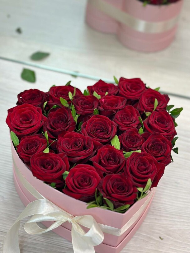 Розы в форме сердца в коробке, артикул F1341407 - 9679 рублей, доставка по городу. Flawery - доставка цветов