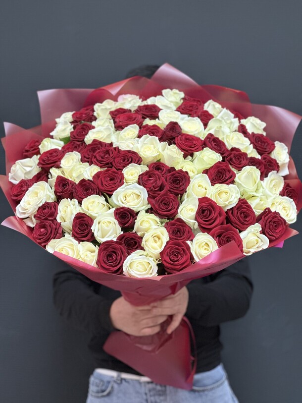 Букет из 101 розы микс, артикул F1343688 - 24624 рублей, доставка по городу. Flawery - доставка цветов