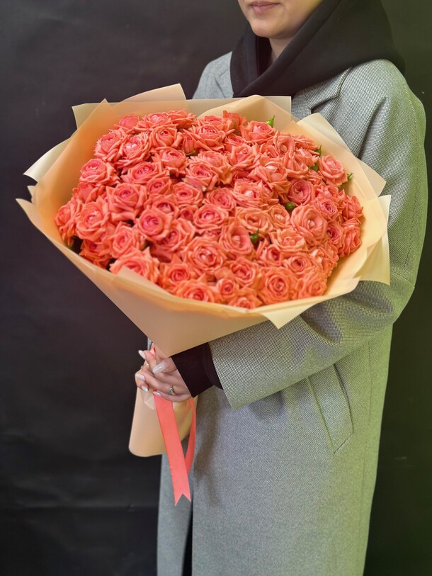 Букет из 39 кустовых роз, артикул F1355449 - 14640 рублей, доставка по городу. Flawery - доставка цветов