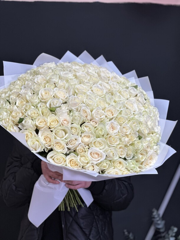 Букет из 151 розы, артикул F1355452 - 32944 рублей, доставка по городу. Flawery - доставка цветов