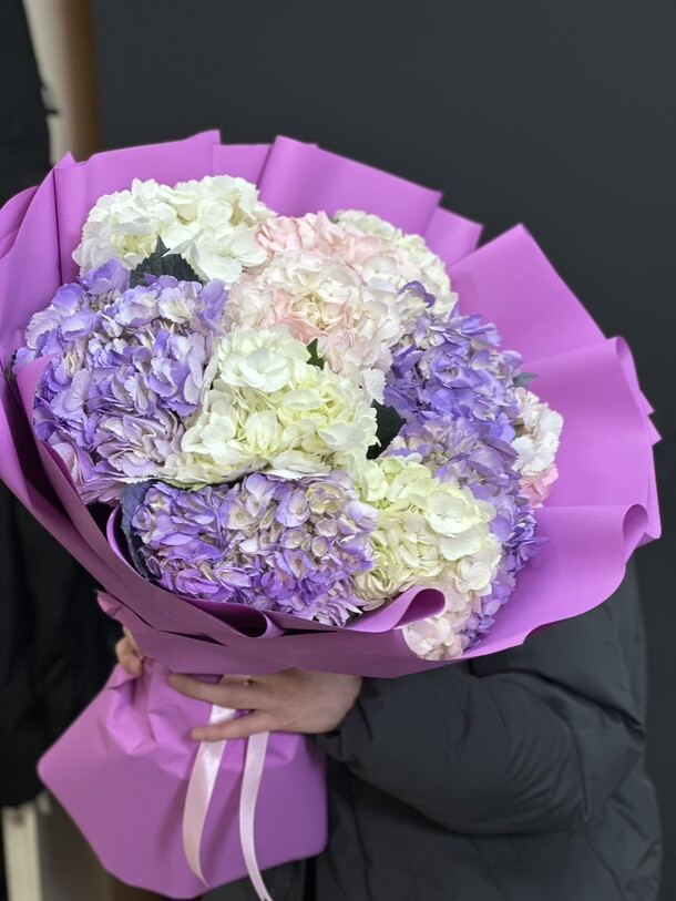 Букет из 11 гортензий, артикул F1355459 - 9515 рублей, доставка по городу. Flawery - доставка цветов