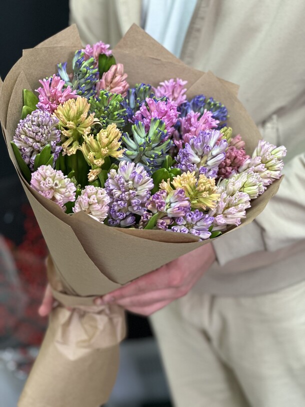 Букет из 25 гиацинтов, артикул F1355460 - 6499 рублей, доставка по городу. Flawery - доставка цветов