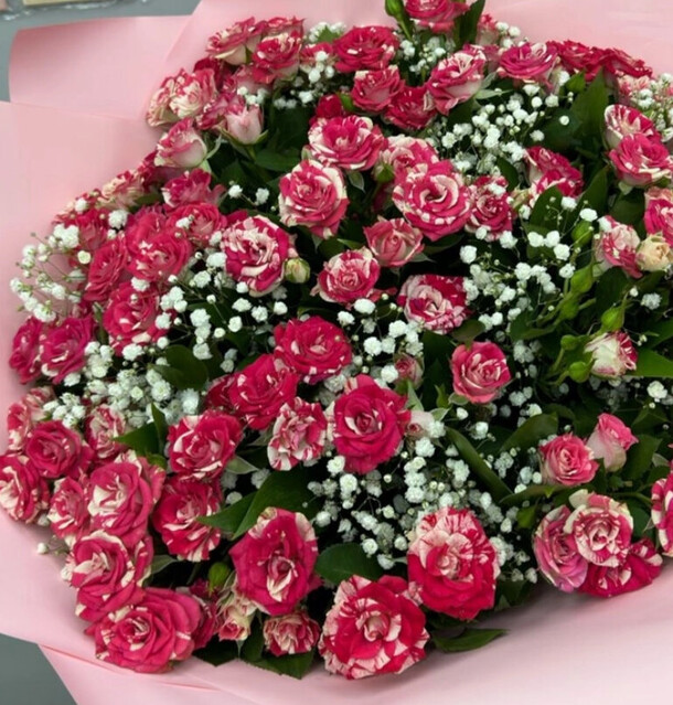 Букет из 19 кустовых роз, артикул F1355462 - 10981 рублей, доставка по городу. Flawery - доставка цветов