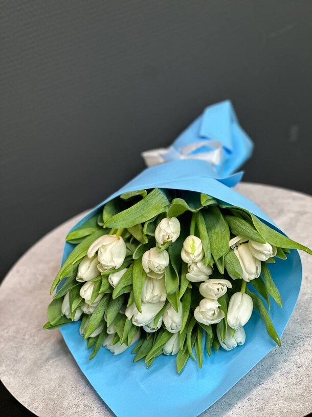 Букет из 25 белых тюльпанов, артикул F1392340 - 6500 рублей, доставка по городу. Flawery - доставка цветов