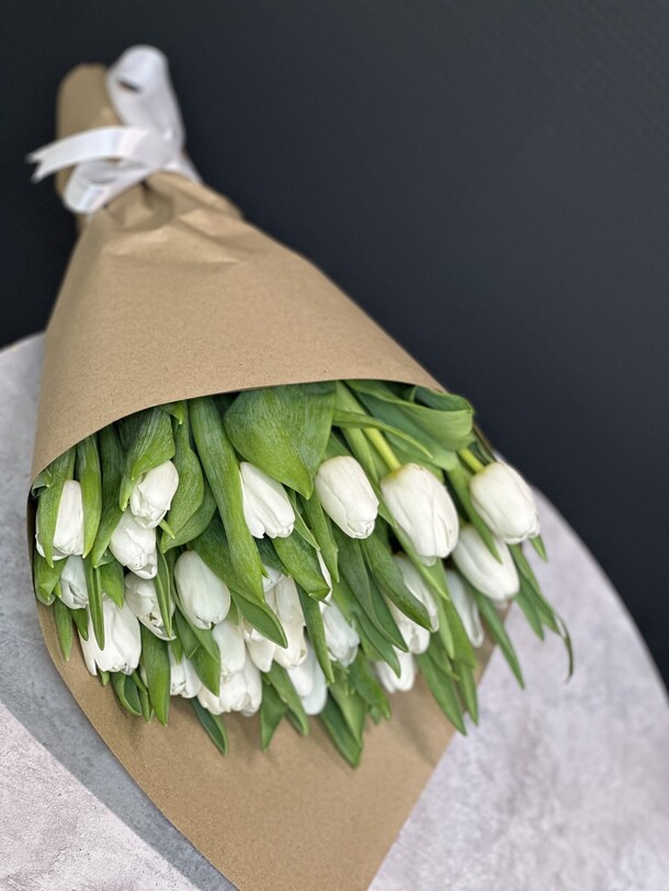 Букет из 29 белых тюльпанов, артикул F1392344 - 6900 рублей, доставка по городу. Flawery - доставка цветов