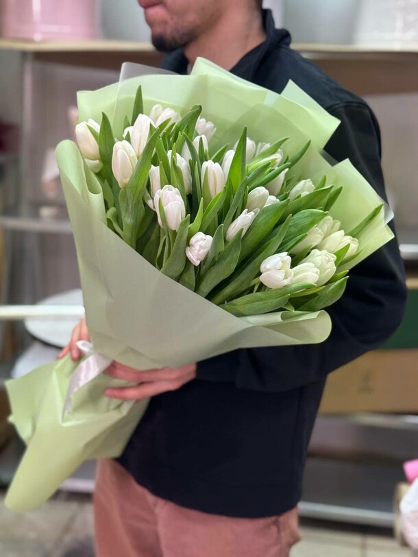 Нежный букет из 31 тюльпана, артикул F1532219 - 7900 рублей, доставка по городу. Flawery - доставка цветов