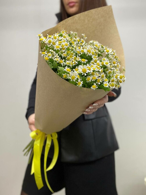 Букет "ромашки для неё", артикул F1083304 - 3100 рублей, доставка по городу. Flawery - доставка цветов