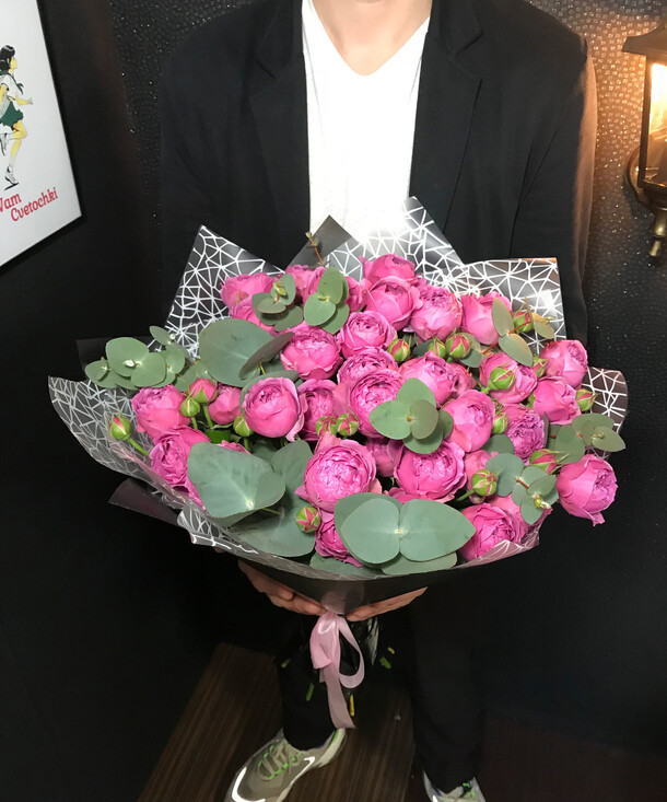 Букет из кустовых пионовидных роз с эвкалиптом, артикул F40155 - 6750 рублей, доставка по городу. Flawery - доставка цветов