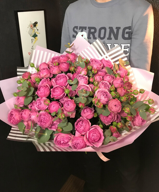 Букет из 19 кустовых пионовидных роз с эвкалиптом, артикул F40238 - 11950 рублей, доставка по городу. Flawery - доставка цветов