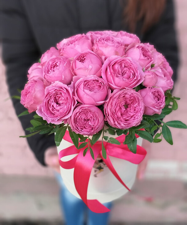 Коробочка с кустовой пионовидной розой, артикул F40251 - 5900 рублей, доставка по городу. Flawery - доставка цветов