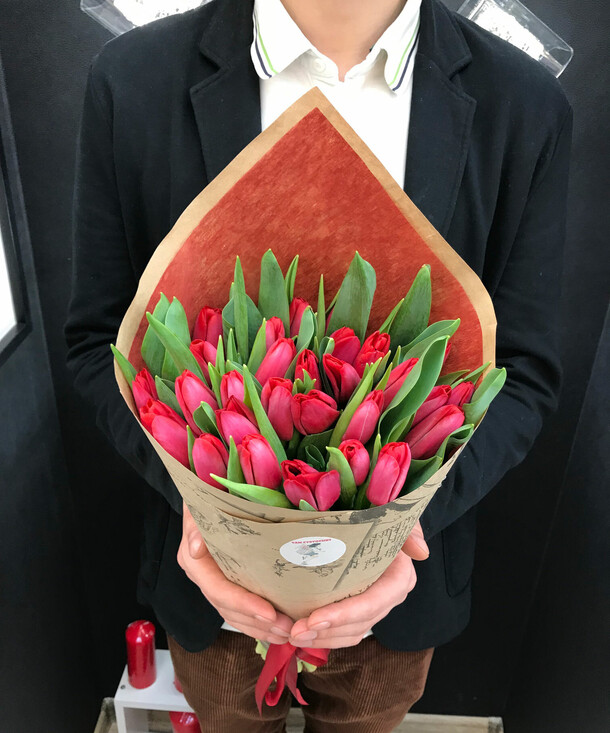 Букет "красный комплимент", артикул F73789 - 6890 рублей, доставка по городу. Flawery - доставка цветов