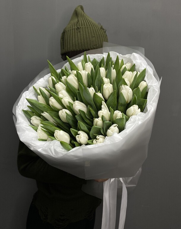 Букет "белые тюльпаны", артикул F73794 - 12500 рублей, доставка по городу. Flawery - доставка цветов