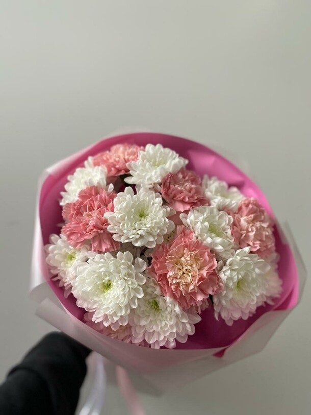 Букет из диантусов и кустовой хризантемы, артикул F1369365 - 1900 рублей, доставка по городу. Flawery - доставка цветов