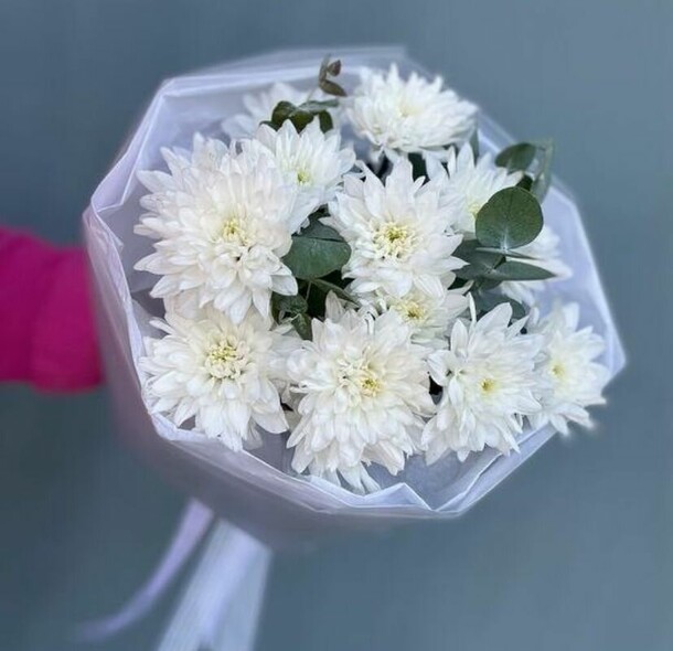 Монобукет из 3 белых хризантем с эвкалиптом, артикул F1371061 - 1800 рублей, доставка по городу. Flawery - доставка цветов