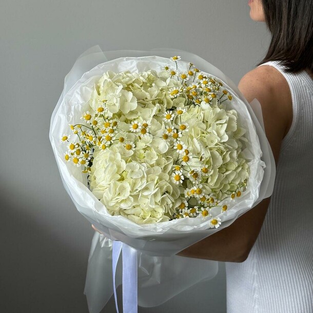 Букет из белых гортензий и танацетума, артикул F1371069 - 2500 рублей, доставка по городу. Flawery - доставка цветов