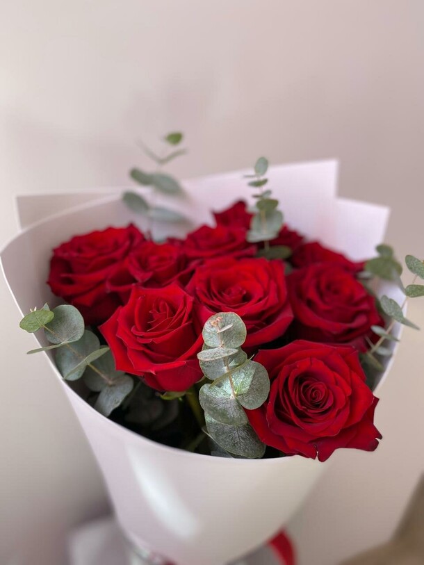 Букет из 9 роз с эвкалиптом, артикул F1371076 - 3150 рублей, доставка по городу. Flawery - доставка цветов
