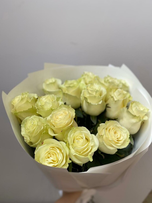 Монобукет из 15 белых роз, артикул F1371077 - 4300 рублей, доставка по городу. Flawery - доставка цветов