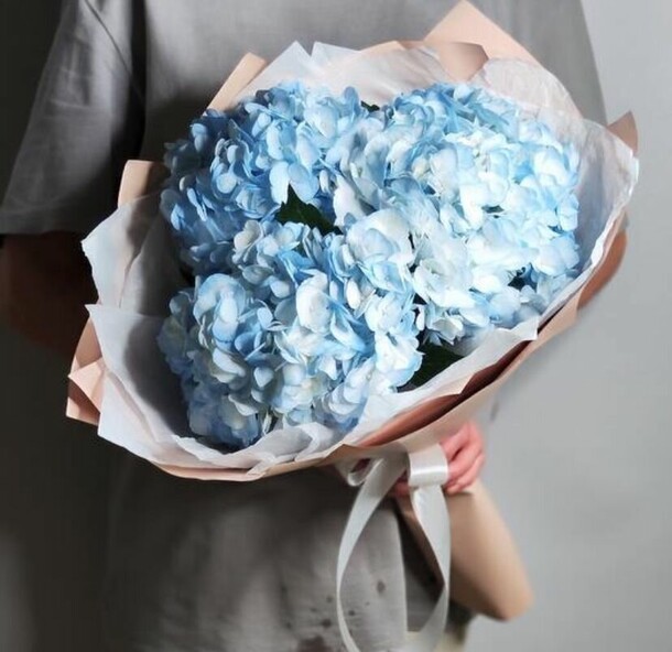 Букет из 3 голубых гортензий, артикул F1371095 - 1800 рублей, доставка по городу. Flawery - доставка цветов