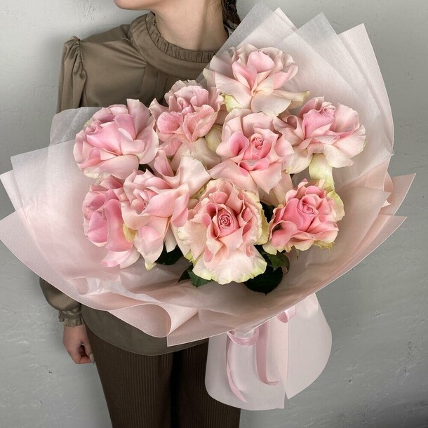 Букет из 9 розовых французских роз, артикул F1397451 - 3100 рублей, доставка по городу. Flawery - доставка цветов