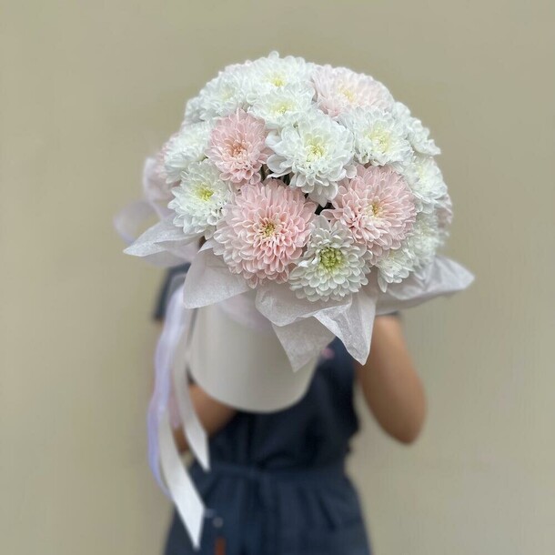 Коробки из кустовой хризантемы, артикул F1397471 - 2100 рублей, доставка по городу. Flawery - доставка цветов