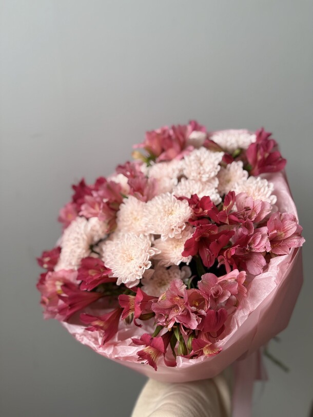 Букет из кустовых хризантем и альстромерий, артикул F1450459 - 3800 рублей, доставка по городу. Flawery - доставка цветов