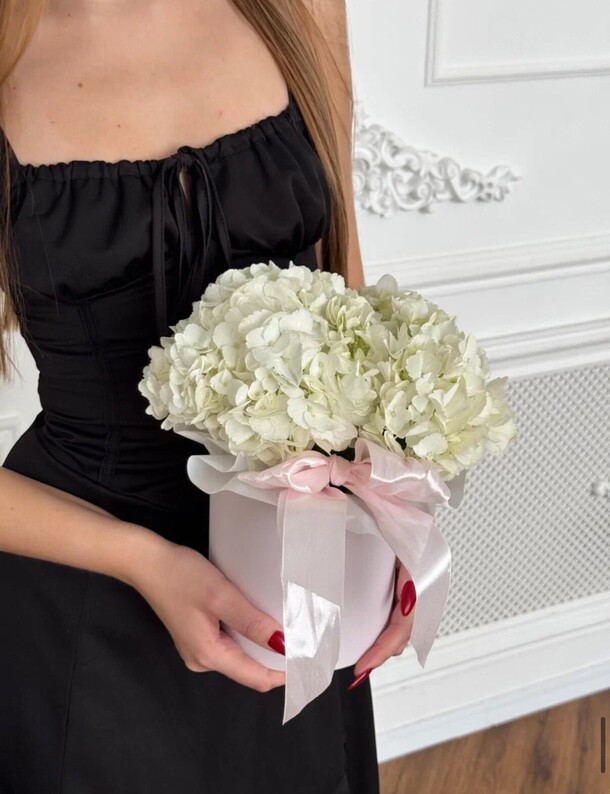 Белая гортензия в коробке 🤍, артикул F1450480 - 1400 рублей, доставка по городу. Flawery - доставка цветов