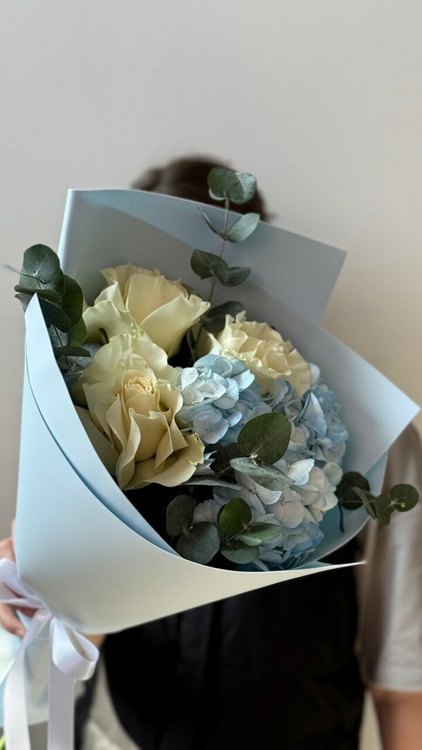 Букет-комплимент в голубом цвете💙, артикул F1450759 - 2100 рублей, доставка по городу. Flawery - доставка цветов